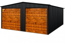 GARAŽAS LUX 8x9 – DVIŠLAITIS STOGAS, MEDŽIO IMITACIJOS PAKELIAMI VARTAI, STOGO IR KAMPŲ SKARDOS APDA