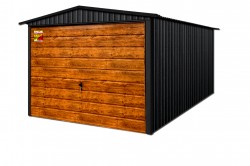 GARAŽAS LUX 2x4 – DVIŠLAITIS STOGAS, MEDŽIO IMITACIJOS PAKELIAMI VARTAI, STOGO IR KAMPŲ SKARDOS APDA